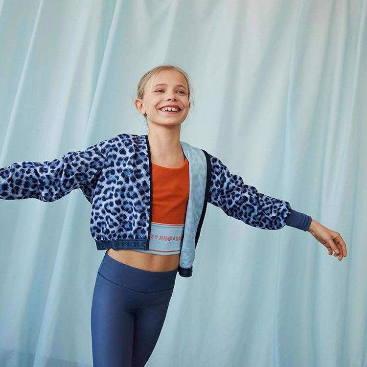 Фото 4 Куртка-ветровка для спорта легкая Ophelia Sporty Leo (серый леопард) 83151 Molo 2S22M302 6508