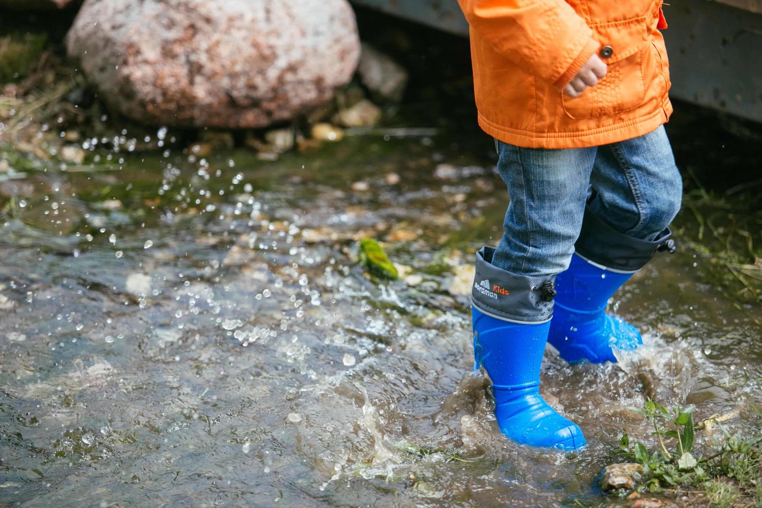 Как одеть и обуть ребенка, чтобы он не промок в слякоть? - блог Диномама.ру